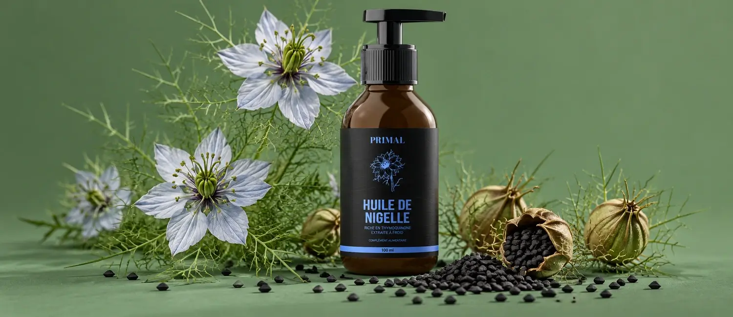 Fleurs de nigelle, capsules de graines séchées, graines noires et flacon Primal