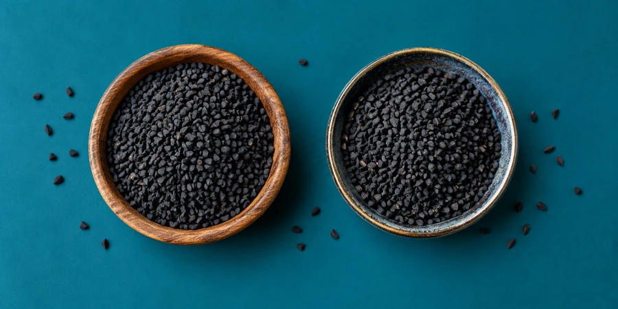 Deux coupelles de graines de nigelle côte à côte